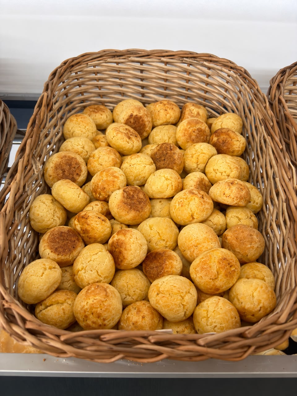 Chipa de Del Castelar exhibido en una canasta del mostrador